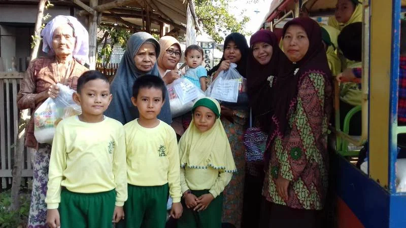 Tebar Zakat Naik Odong-Odong Blusukan ke Kampung