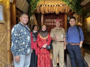 Dosen Filipina Terkesima Lihat Tembakau Cerutu