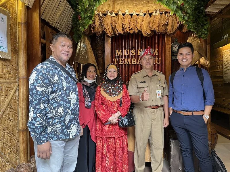 Dosen Filipina Terkesima Lihat Tembakau Cerutu