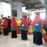 Meski Tiap Hari Mengajar, Ibu Guru Ini Juga Terampil Nyunggih Tempeh