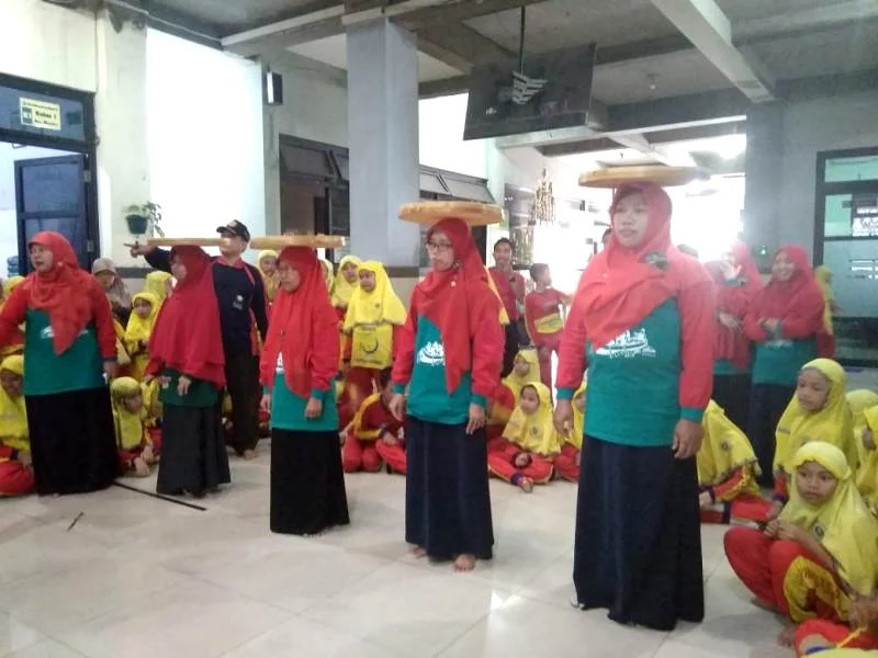 Meski Tiap Hari Mengajar, Ibu Guru Ini Juga Terampil Nyunggih Tempeh