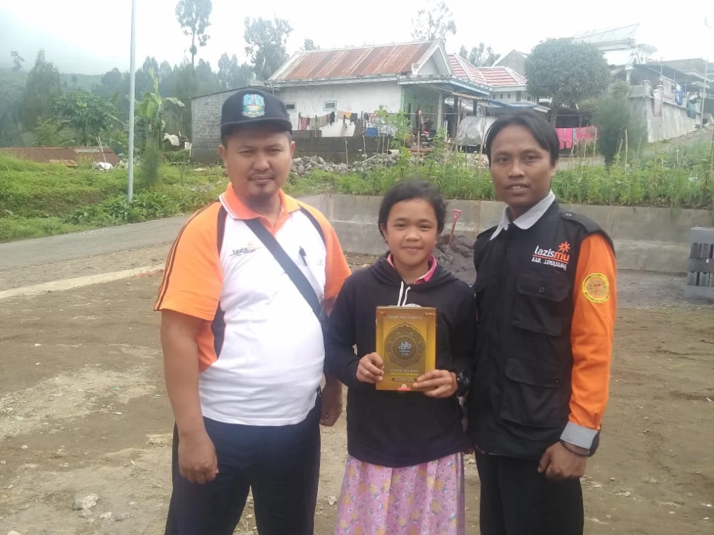 Lazismu Membagi Alquran kepada Warga Tengger