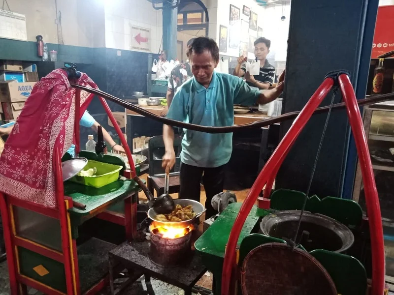 Menikmati Tengkleng Maknyus dalam Gerimis Kota Solo