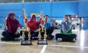 Seru! Tim Bulutangkis Ikrom Sabet Juara Tunggal dan Ganda
