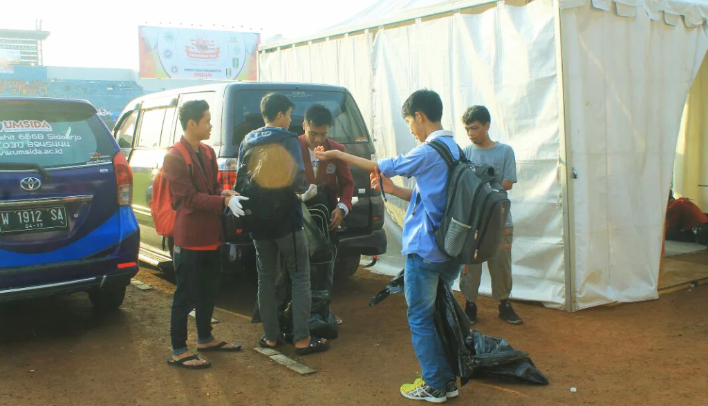 Sejak Pagi Tim Sapu Bersih Sampah Beraksi di Sekitar Stadion Bangkalan