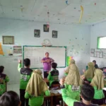 Dokter Kecil Ini Diajak Praktik Melihat Jentik