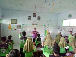 Dokter Kecil Ini Diajak Praktik Melihat Jentik