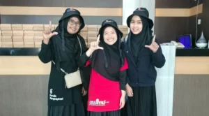 Topi Jadi Suvernir Milad, Cocok untuk Liputan Luar