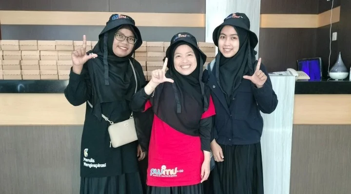 Topi Jadi Suvernir Milad, Cocok untuk Liputan Luar