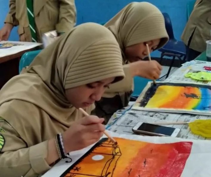 Totebag Polos Itu Berubah Jadi Indah di Tangan Siswa Ini