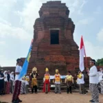 Menapak Tilas Situs Majapahit, Siswa Upacara di Candi Brahu