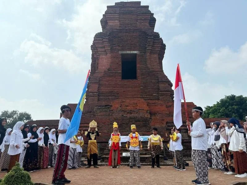 Menapak Tilas Situs Majapahit, Siswa Upacara di Candi Brahu