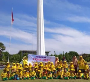 Melihat Tugu Pahlawan Para Murid Ini Menyebut seperti Pensil Raksasa