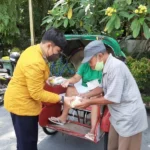 Tukang Becak Itu Langsung Berdoa saat Terima Bingkisan Sahur