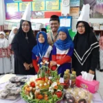 Lomba Menghias Tumpeng Guru dan Siswa Jadi Kompak