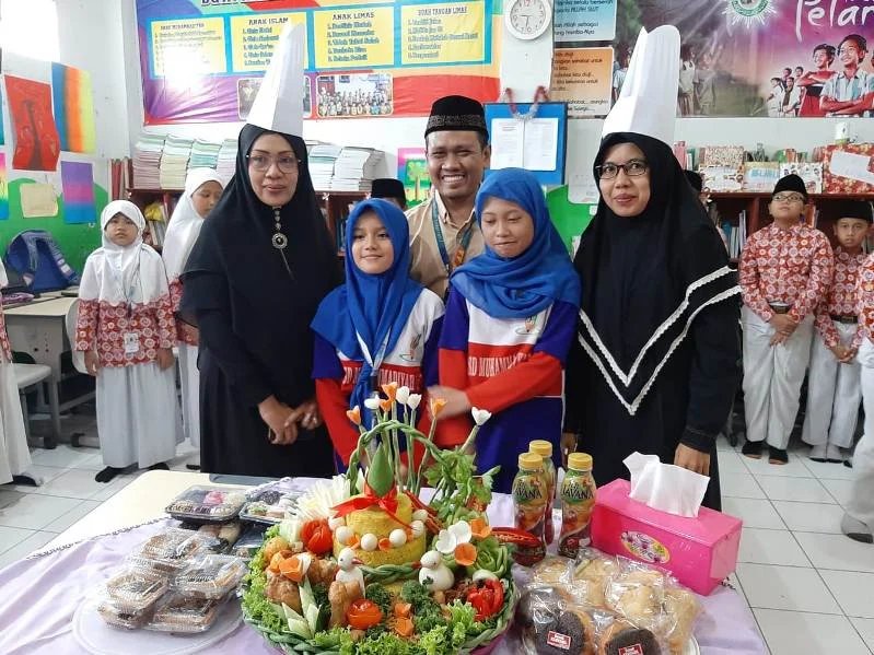 Lomba Menghias Tumpeng Guru dan Siswa Jadi Kompak