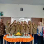 Rayakan Milad dengan Tumpeng Kotak Bersusun Tiga