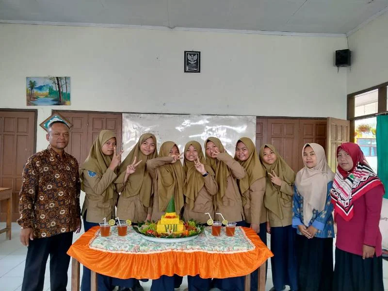 Rayakan Milad dengan Tumpeng Kotak Bersusun Tiga