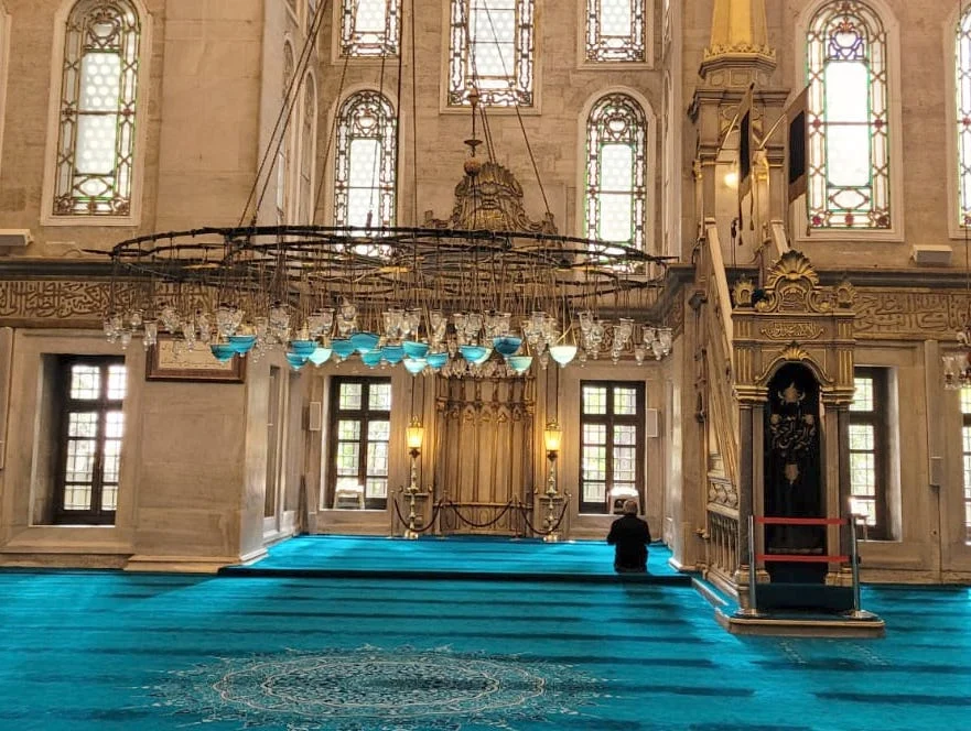 Hal-Hal Unik di Masjid Abu Ayyub Al-Anshari Istanbul, Ada Pohon Malaikat