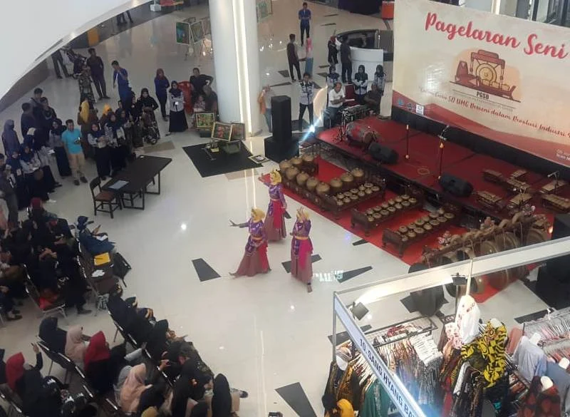 Penampilan Calon Guru Ini Pukau Pengunjung Mall