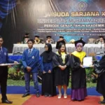 Dua Mahasiswa Asing Peraih IPK Tinggi Dapat Penghargaan dari Rektor Saat Wisuda