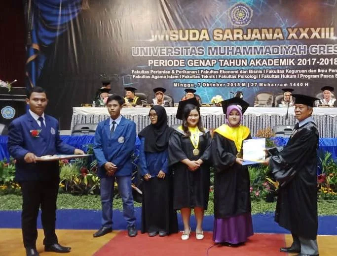 Dua Mahasiswa Asing Peraih IPK Tinggi Dapat Penghargaan dari Rektor Saat Wisuda