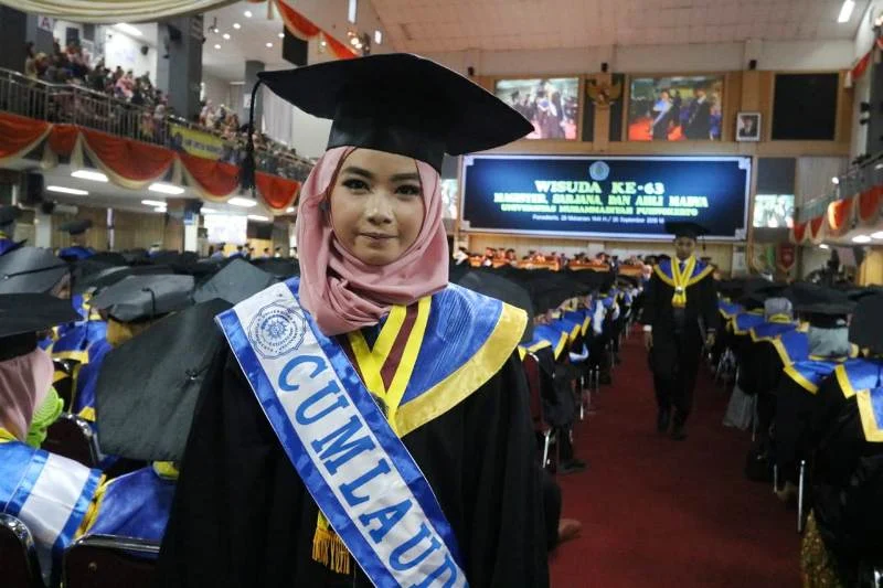 Anak Petani Ini Lulus PGSD dengan Cumlaude