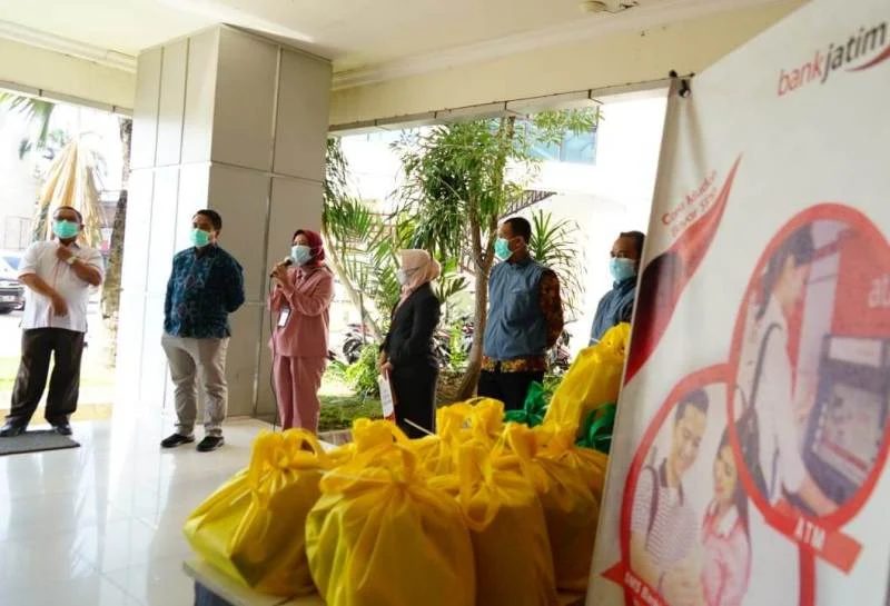 UMSurabaya Gandeng Bank Jatim Salurkan Oximeter dan Selang Oksigen