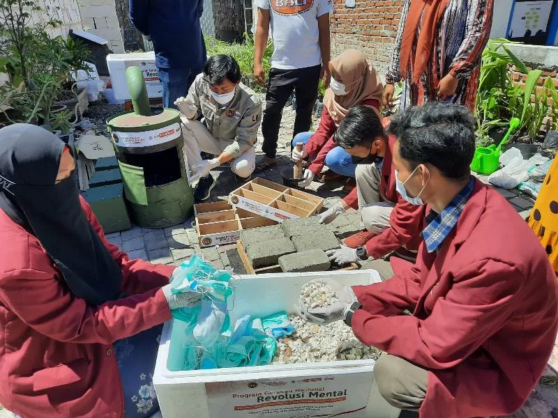 Limbah Masker Diolah Jadi Paving oleh Mahasiswa UMSurabaya