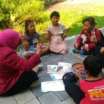 Mahasiswa UMSurabaya Ajak Anak Putus Sekolah Belajar Sembari Bermain di Taman Kota