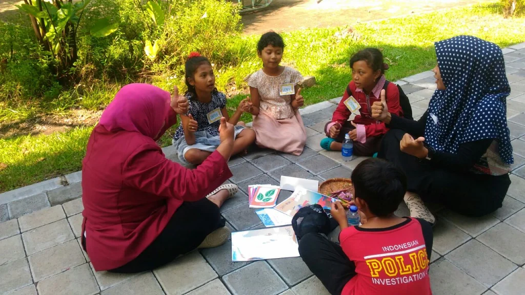 Mahasiswa UMSurabaya Ajak Anak Putus Sekolah Belajar Sembari Bermain di Taman Kota