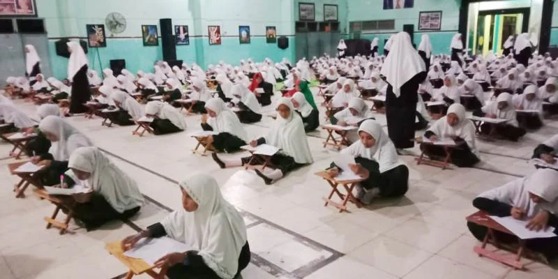 Di Pondok Ini, Santri Ujian Bebas Pilih Tempat Sendiri