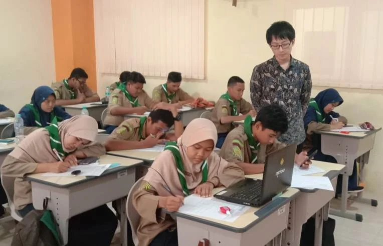 Sensei Jepang Heran Lihat Ujian Sekolah Pakai Smartphone