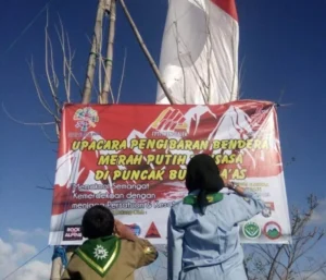 Upacara Bendera di Puncak Bukit Jaas, Ada Seorang Anak Kelas 1 SD Muhammadiyah sebagai Peserta Termuda