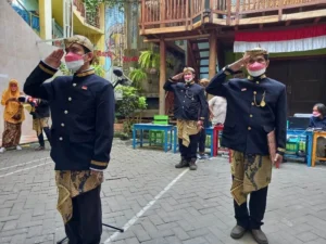 Upacara HUT RI di Sekolah Ini Bernuansa Adat dan Pejuang