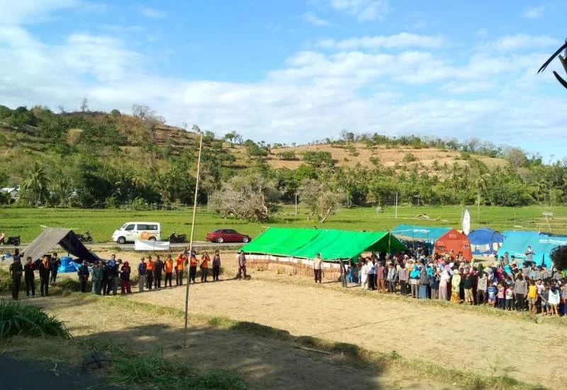 Di Lokasi Gempa, Relawan dan Pengungsi Menggelar Upacara HUT Kemerdekaan