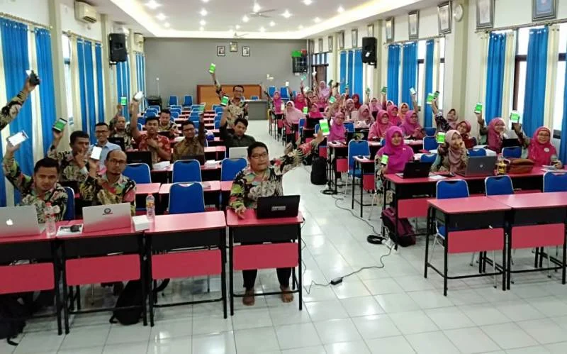 Beginilah Serunya Guru Bermain Game Bersama lewat Aplikasi Ini