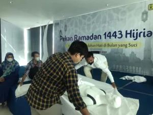 Siswa Smamio Belajar Perawatan Jenazah