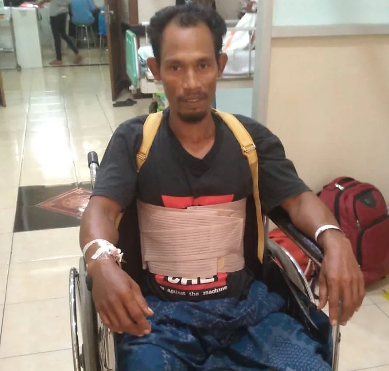 Si Pemotong Kayu Ini Jalani Operasi, Butuh Uluran Tangan