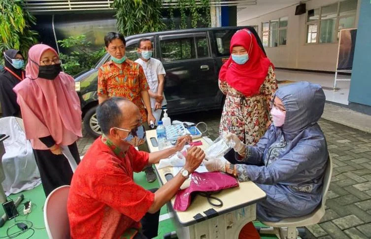 Guru dan Karyawan Sekolah Terima Vaksin di SMPM Gadung