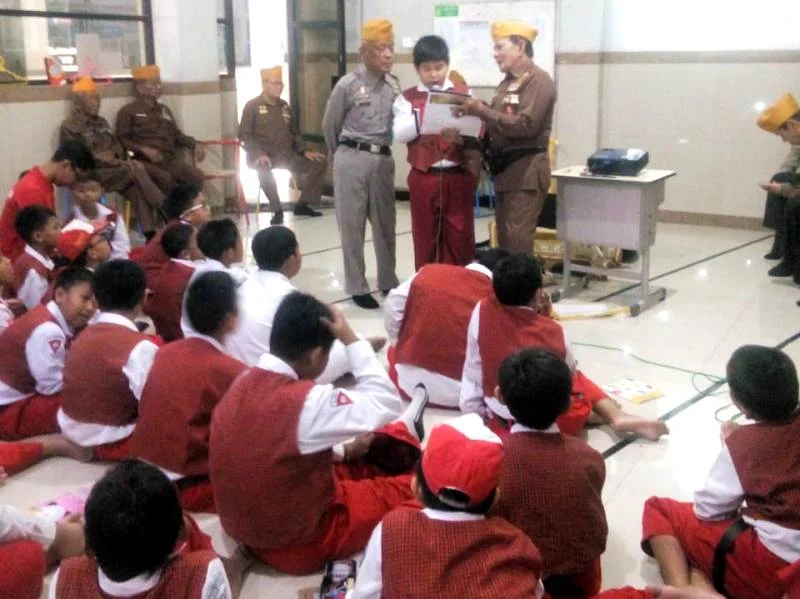 Ketika Veteran Bertemu Anak-Anak, Ini yang Dilakukan