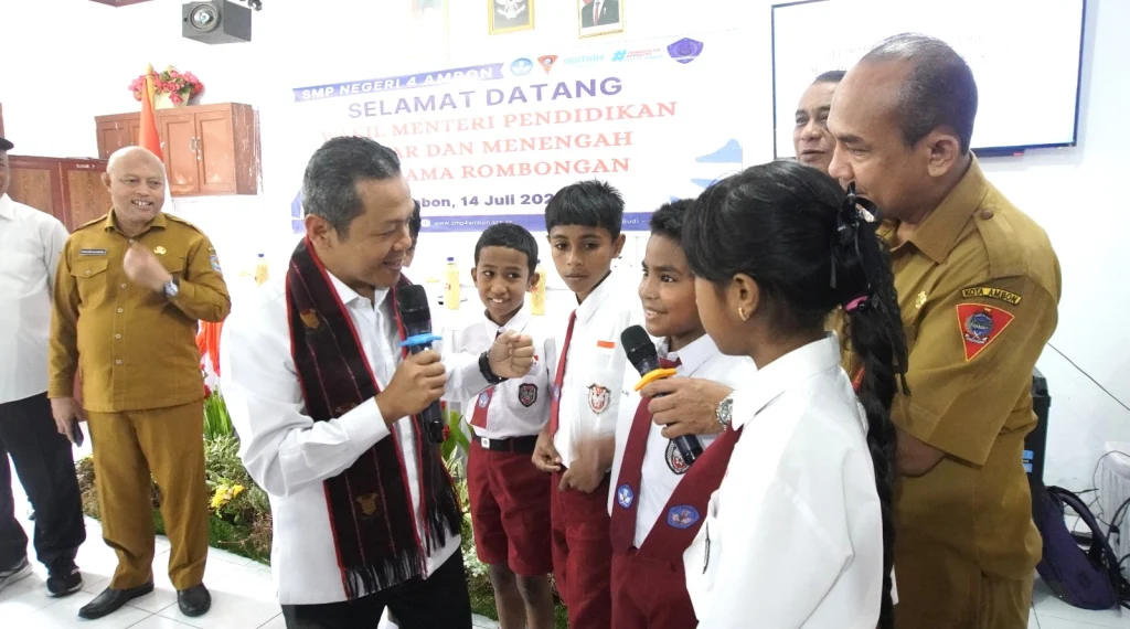 Semangat Baru di Hari Pertama Sekolah: Wamen Fajar Apresiasi MPLS Ramah di Ambon