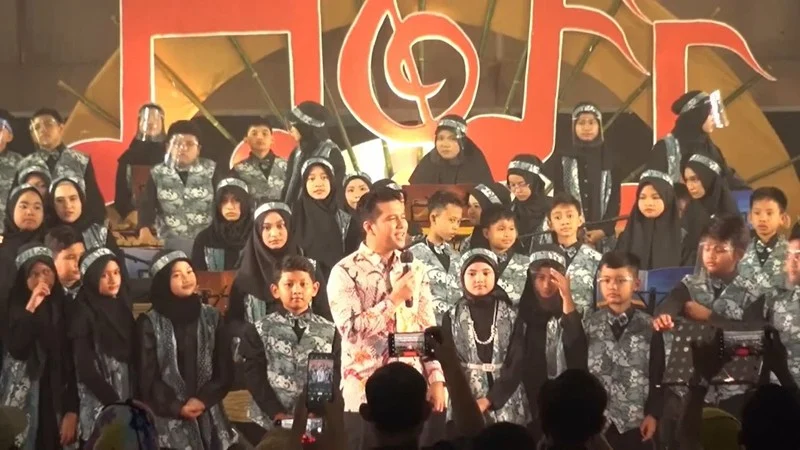 Wagub Emil Nyanyi di Acara Rekor MURI Sekolah Ini