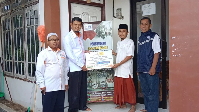 Lazismu GKB Gresik Serahkan Wakaf Tanah Perluasan Pesantren