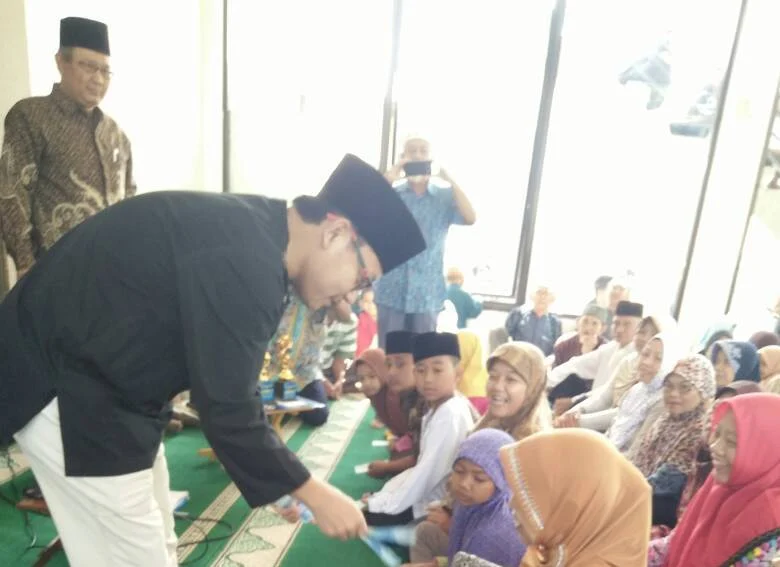 Wakil Walikota Malang Bagikan Bingkisan Hari Raya di Masjid Muhammadiyah