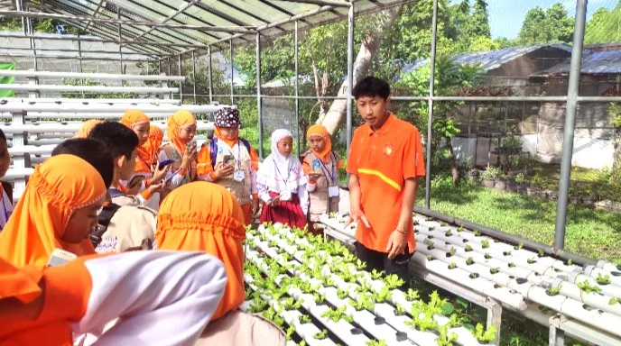 Belajar Jenis Tanaman, Warcil Mudisa Kunjungi Taman Agroteknologi Unej
