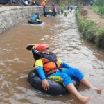 Asyiknya Ngintir Sungai Pakai Ban