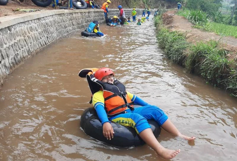Asyiknya Ngintir Sungai Pakai Ban