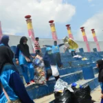 Ketika Anak Panti Ikut Bersihkan Sampah Usai Acara Milad di Bangkalan