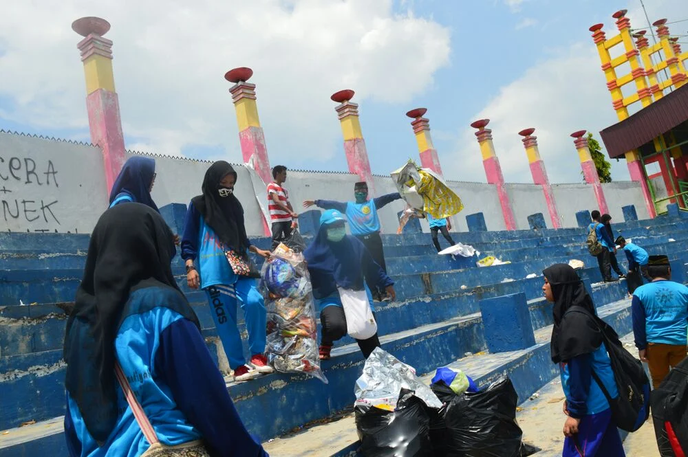 Ketika Anak Panti Ikut Bersihkan Sampah Usai Acara Milad di Bangkalan